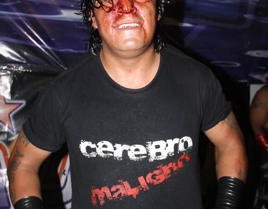 Cerebro Maligno (Marco Antonio Jiménez Jiménez) tras ser desenmascarado por Chucho el Roto (Aniversario 46 Arena Adolfo López Mateos - 19/5/13) / Photo by: Rostro Oculto