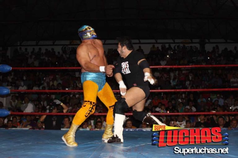 El Hijo del Perro Aguayo da un fuerte Machetazo al pecho a Canek (Aniversario 46 Arena Adolfo López Mateos - 19/5/13) / Photo by: Rostro Oculto