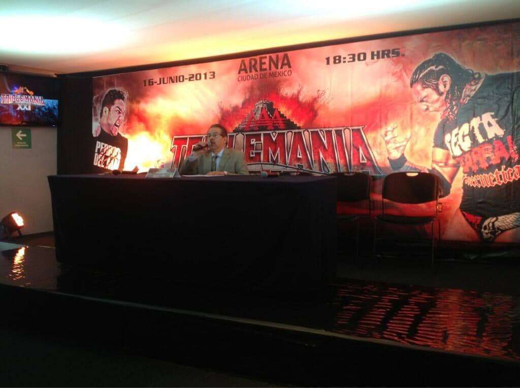 Lic. Joaquín Roldán en la Conferencia de Prensa del magno evento Triplemanía XXI / Arena Ciudad de México – 28 de mayo de 2013 / Photo by @Lucha_Libre_AAA en Twitter