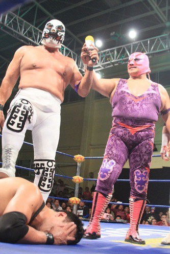 AAA Sin Límite: en su regreso a Triple A, Dr. Wagner Jr. es masacrado y humillado por Canek , ante la mirada de Villano IV / Gimnasio “Agustín Millán” de Toluca, Edomex - 30 de mayo de 2013 / Photo by www.luchalibreaaa.com