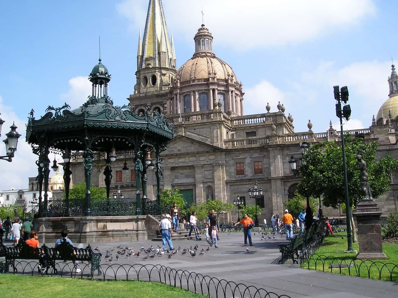 Plaza de las Américas (Zapopan Jalisco) enfrente de la Basílica de Zapopan