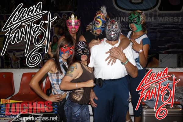 Mil Máscaras con algunas de las participantes por la Copa Femenil Lucha Fan Fest VI: Luchando por un Amigo: Lásser (1/6/13) / Photo by: Rostro Oculto