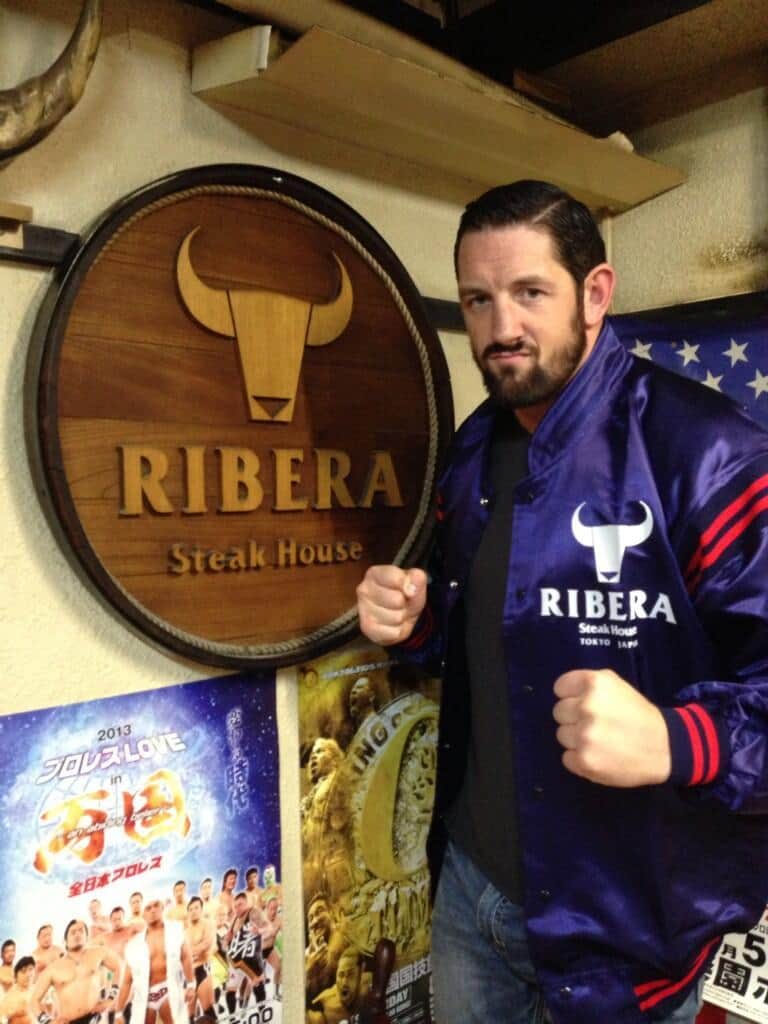 Wade Barrett en Ribera Steak House // Imagen por Twitter @Wade Barrett