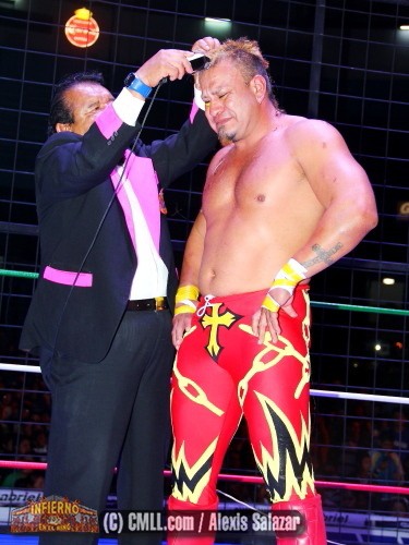 Mr. Aguila pierde la cabellera ante Shocker (19 julio 2013)/ imagen cmll.com