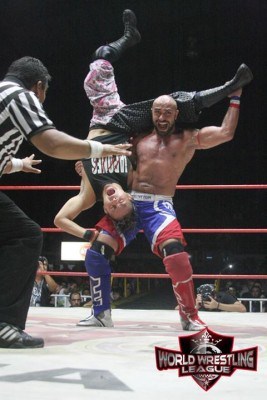 Heddi Karaoui aplica La Karaouina a Eita Kobayashi (Arena Coliseo de Monterrey - 7/7/13) / Photo by: Alejandro Islas - Cortesía de WWL (World Wrestling League)