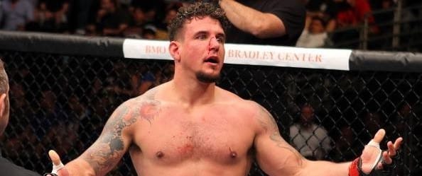 Frank Mir derrotado vía TKO por Josh Barnett en UFC 164 (31/8/13) / © UFC