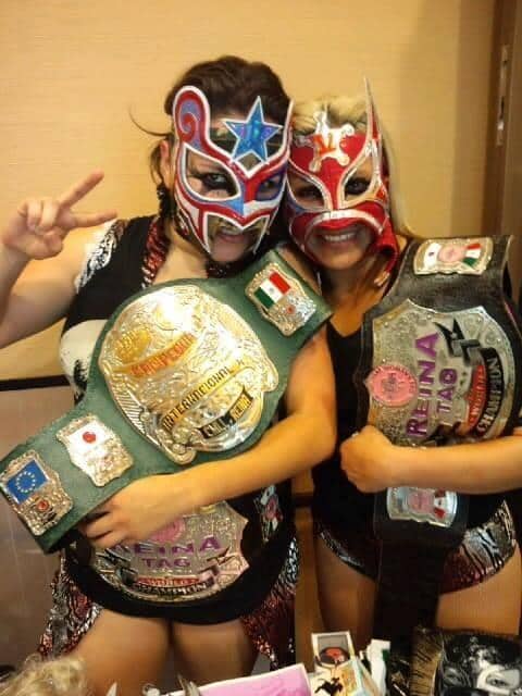 Zeuxis (Campeona Internacional Jr. del CMLL-REINA) y La Vaquerita, nuevas Campeonas Mundiales de Parejas de REINA / Japón - 8 de septiembre de 2013 / @zEuXiScMLl