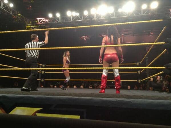 Santana Garrett vs Charlotte en WWE NXT - twitter @nerdyjordy