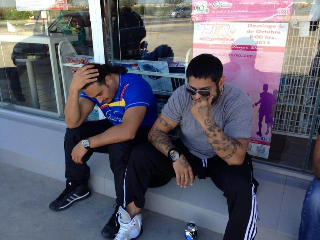 Cibernético y Texano Jr. tras ser asaltados a su llegada a Ciudad Juárez, Chihuahua / 29 de septiembre de 2013 / Photo by @Cibernetico_AAA