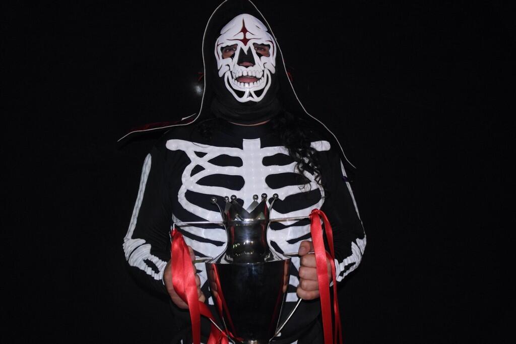 La Parka… ¡ganador de la Copa Antonio Peña 2013! - @Parka_AAA @hijodelfantasma #HéroesInmortales 2 La Parka tras ganar la Copa Antonio Peña 2013 en Héroes Inmortales VII / Gimnasio Miguel Hidalgo de Puebla – 18 de octubre de 2013 / Image by @luchalibreaaa