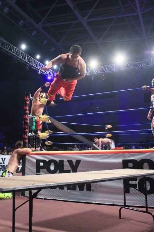 Juventud Guerrera  traiciona a Joe Líder en Héroes Inmortales VII / Gimnasio Miguel Hidalgo de Puebla – 18 de octubre de 2013 / Image by luchalibreaaa.com