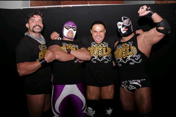 El Consejo (Máscara Año 2000 Jr., El Hijo del Fantasma -en presentación oficial con la AAA-, Texano Jr. y Silver King) en Héroes Inmortales VII / Gimnasio Miguel Hidalgo de Puebla – 18 de octubre de 2013 / Image by @ElTexanoJr