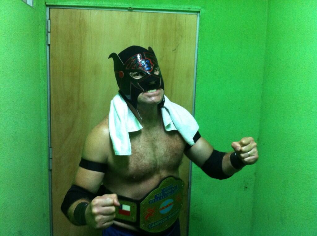 Arkángel de la Muerte, estrella del CMLL, nuevo Campeón Mundial de FULL / Estadio Green Cross en Chile - 26 de octubre de 2013 / Image by @FullLuchaLibre