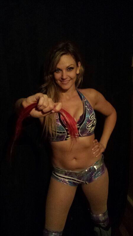 Jennifer Blake con parte de la cabellera de Taya Valkyrie / AAA Sin Límite – Auditorio José María Arteaga de Querétaro, Qro. – 15 de noviembre de 2013 / Imagen de @GirlDynamite