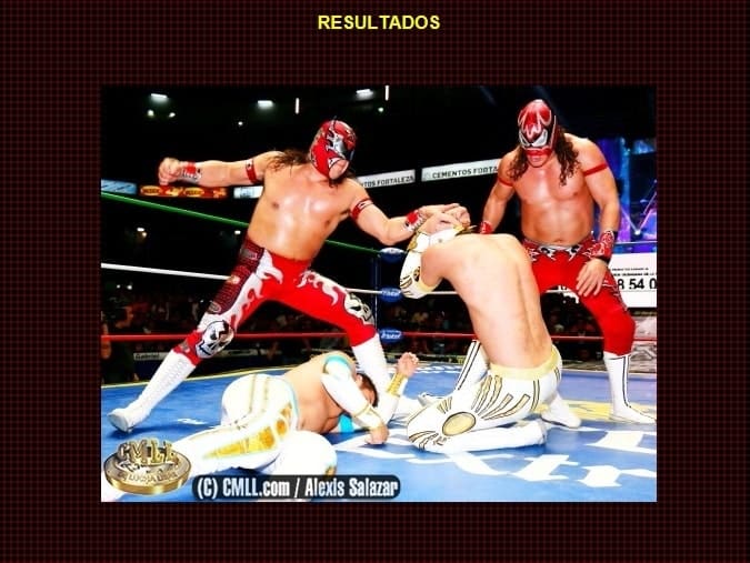 Por defender a Místico "La Nueva Era", Volador Jr. es atacado por Los Guerreros Laguneros (Último Guerrero y Euforia) / Arena México - 22 de noviembre de 2013 / Captura de pantalla por Dement X-treMEX 187 - cmll.com