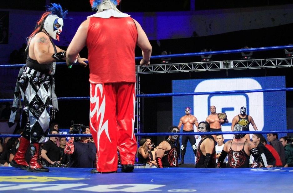 El Consejo (El Hijo del Fantasma, Texano Jr. -Megacampeón AAA- y Silver King) anuncia su alianza con el Lic. Dorian Roldán y retan a Los Psycho Circus por el Campeonato de Tercias AAA en Guerra de Titanes 2013, ante la mirada sorpresiva de La Secta / “AAA Sin Límite” – Plaza de Toros “San Marcos” de Aguascalientes – 22 de noviembre de 2013 / Imagen de luchalibreaaa.com