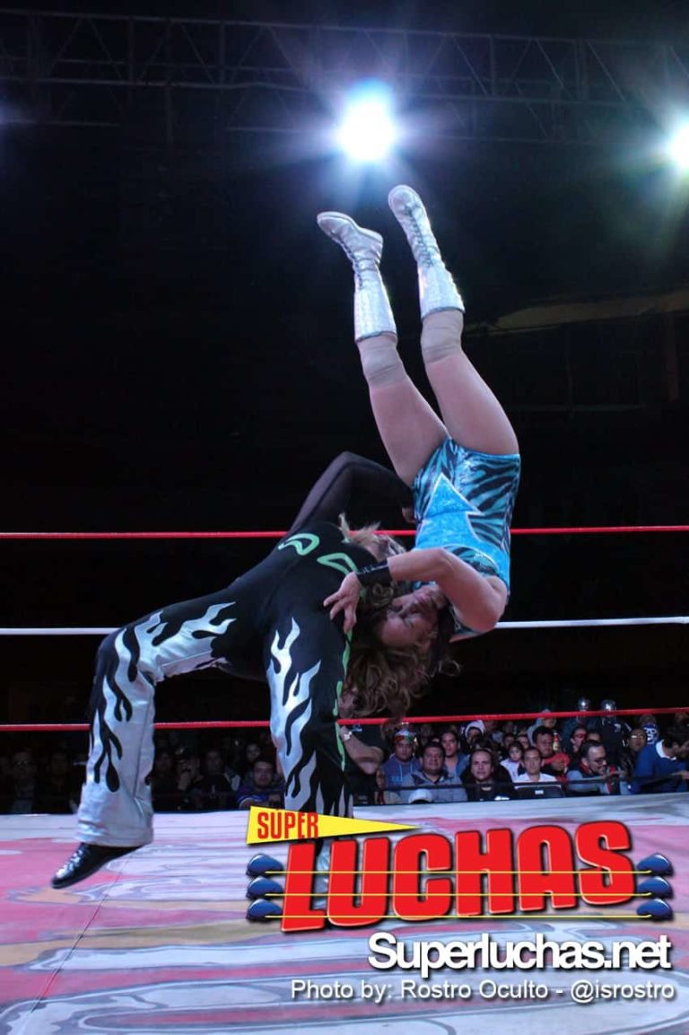 Rossy Moreno ataca a Lady Apache con un Suplex (Todo x El Todo - 30/11/13) / Photo by: Rostro Oculto - @isrostro