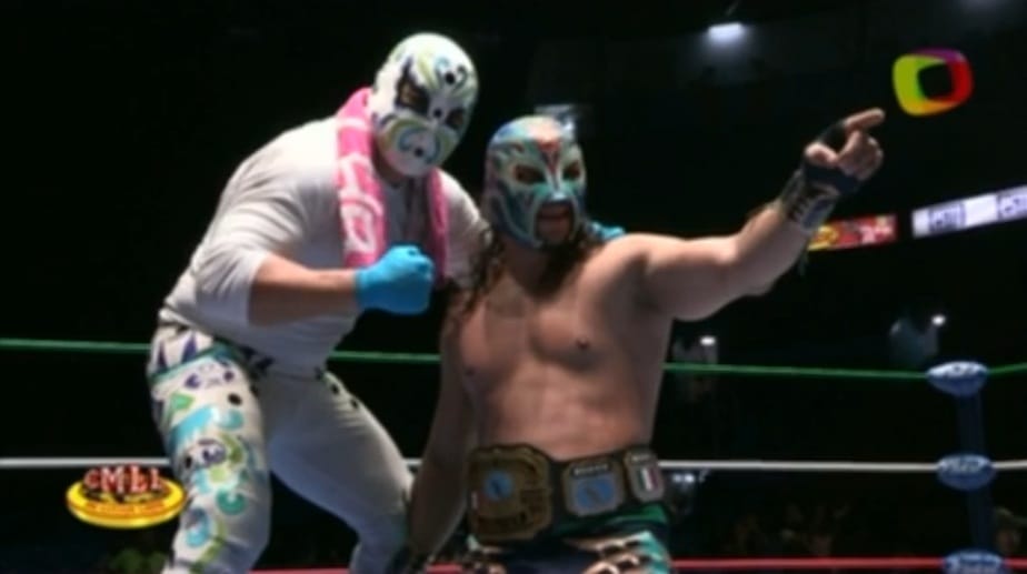 ¡Titán… nuevo Campeón Nacional Welter! – @CMLL_OFICIAL 2 Titán celebra la conquista del Campeonato Nacional Welter junto a su second Tritón / Arena México – 1ro. de diciembre de 2013 / Captura de pantalla por Dement X-treMEX - deportes.terra.com.mx