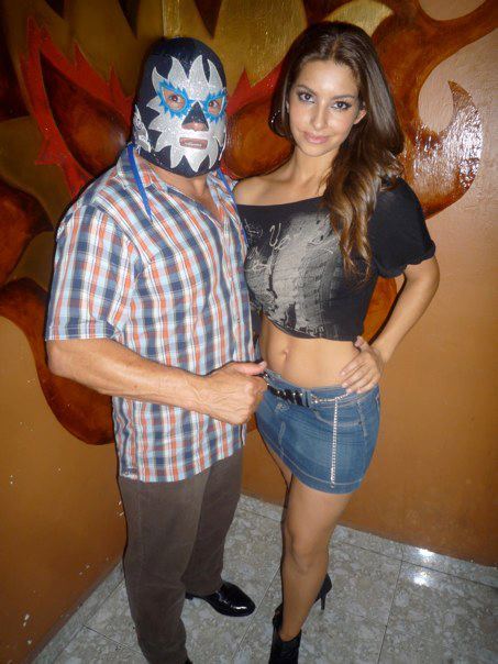 El maestro Solar y la edecán del CMLL, Erika Canseco, en la "Tienda de Solar" / Imagen de Solar Luchador en Facebook