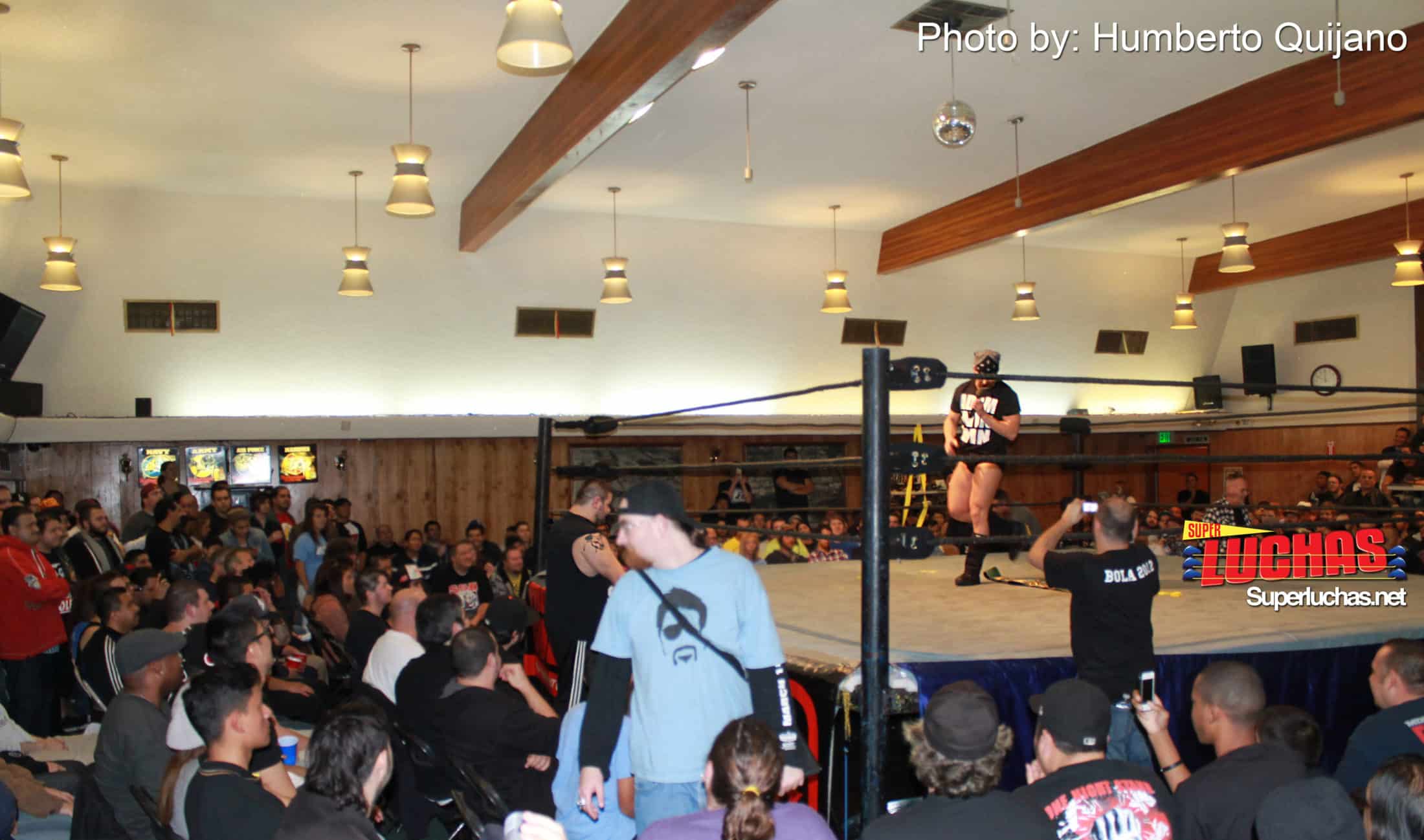 Kevin Steen entra al ring para anunciar a Adam Cole que se enfrentarán por el PWG World Championship en un Guerrilla Warfare Match (PWG Mystery Vortex 2012 – 1/12/12) / Photo by: Humberto Quijano en Exclusiva para Súper Luchas