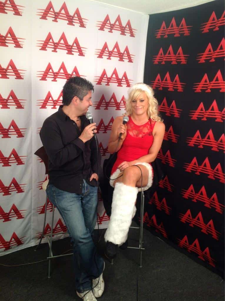 Taya Valkyrie comenta sobre Ivelisse Vélez y Setsuko Takahashi 3 Taya Valkyire, integrante de los Perros del Mal, junto al conductor Efraín Barrera / Twitcam de AAA – 19 de diciembre de 2012 / Imagen by @Lucha_Libre_AAA en Twitter